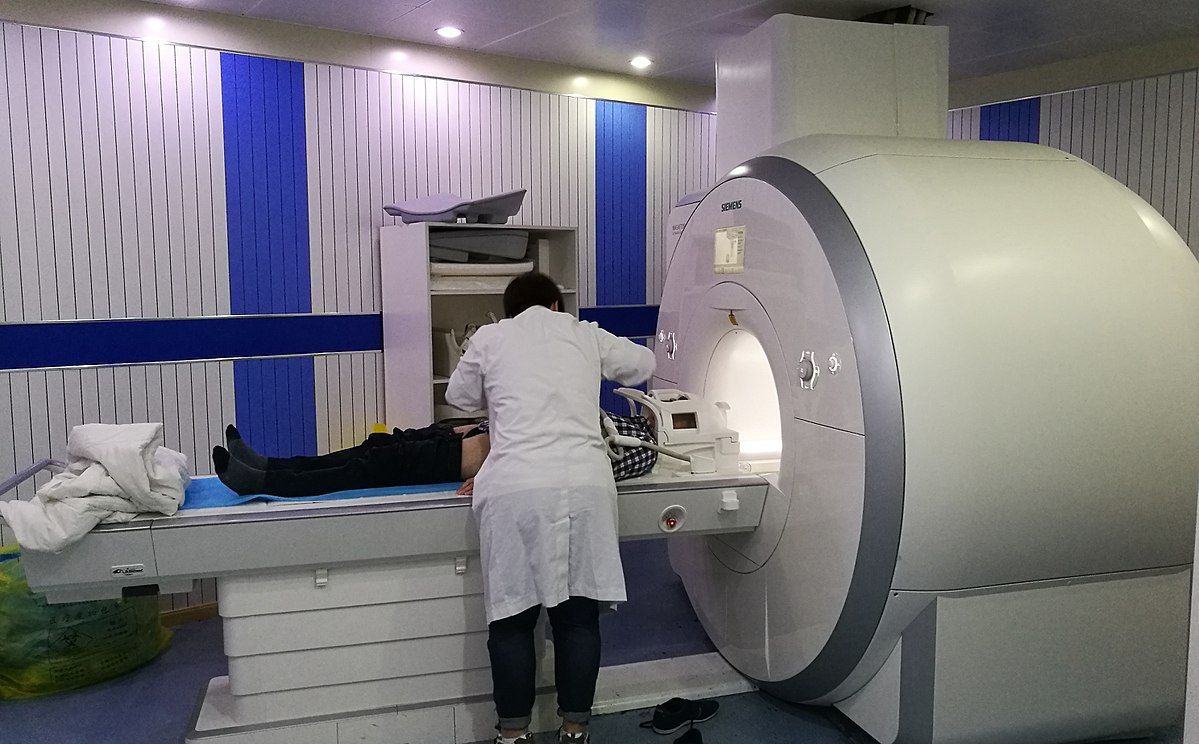 1200px-Siemens_Magnetom_Aera_MRI_scanner