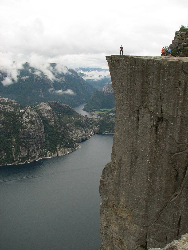 800px-Lysefjorden_-_Man_standing_on_Preikestolen